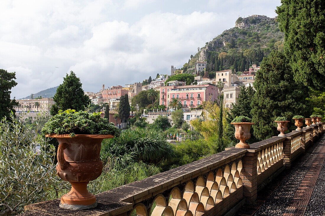 Blick auf Hillside Village von Public Garden Promenade, Taormina, Sizilien, Italien