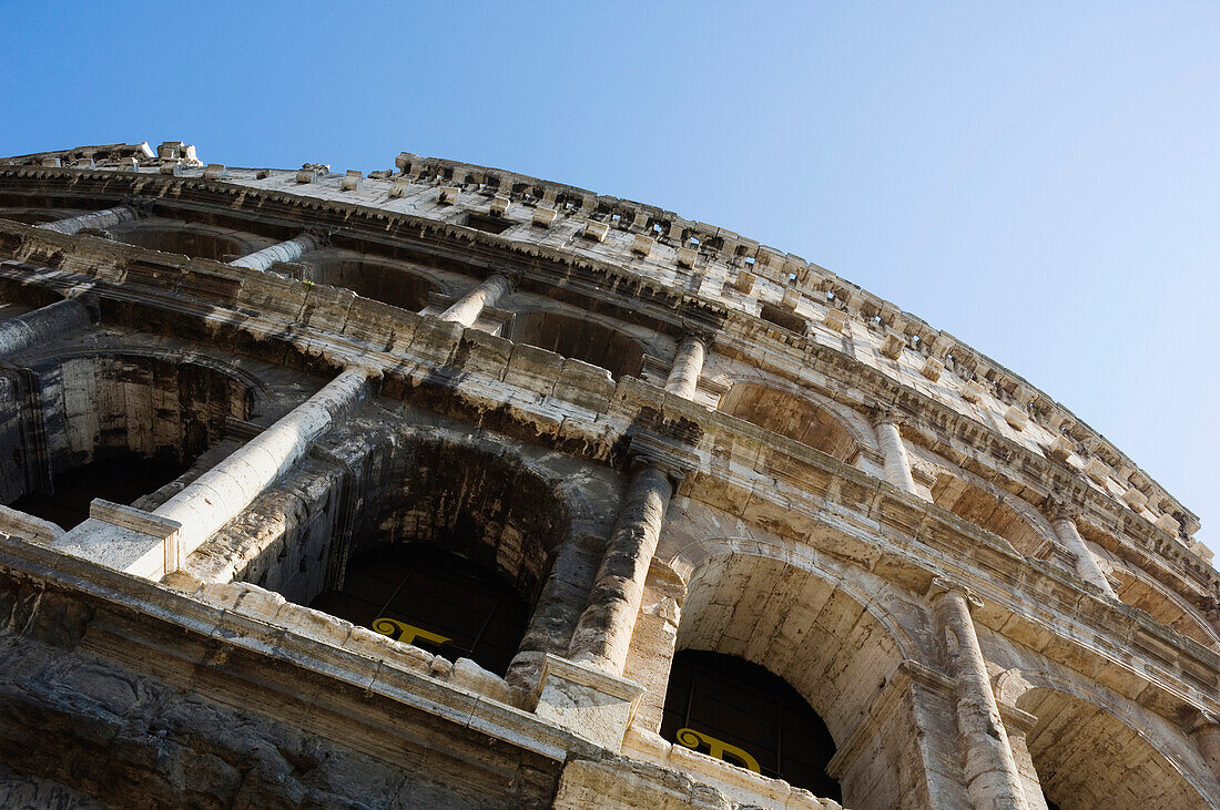 Niedrigwinkel-Ansicht von Kolosseum, Rom, Italien