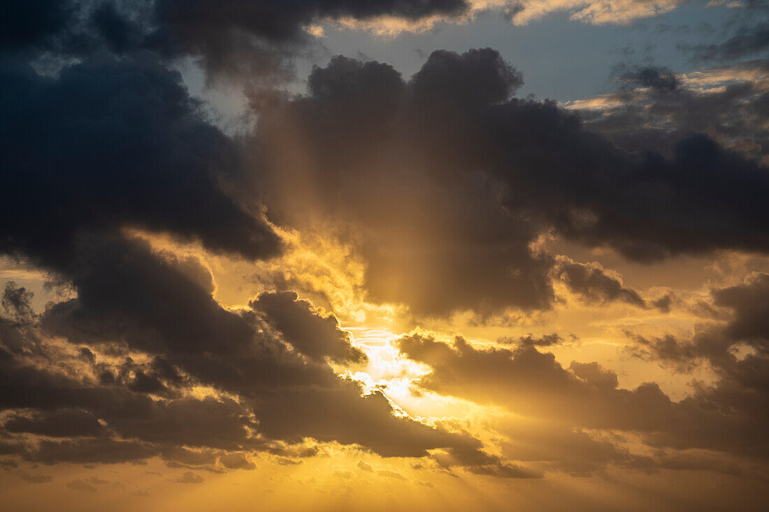 Wolken am Himmel bei Sonnenaufgang