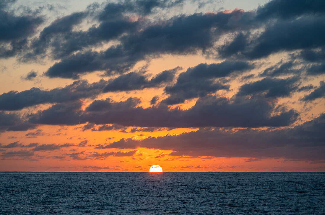 USA, Florida, Boca Raton, Sonnenaufgang über dem Meer