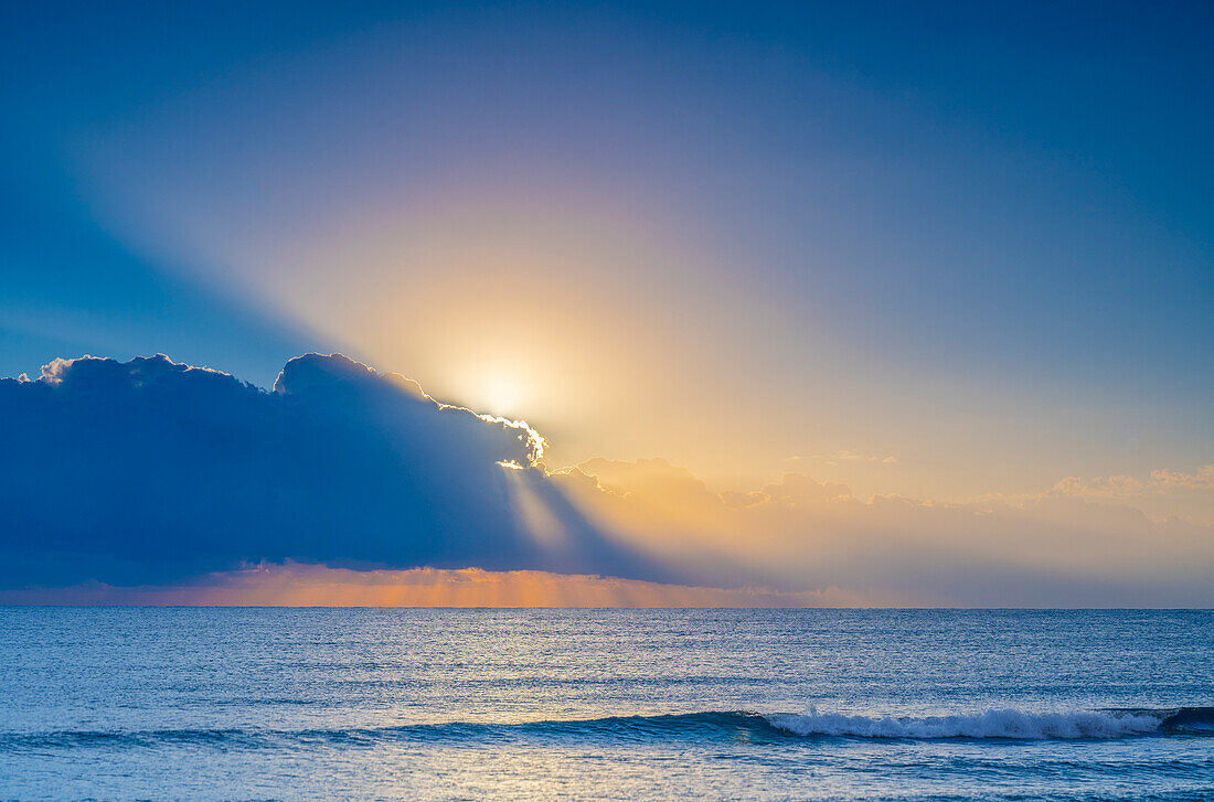 USA, Florida, Boca Raton, Sonne hinter Wolken über dem Meer