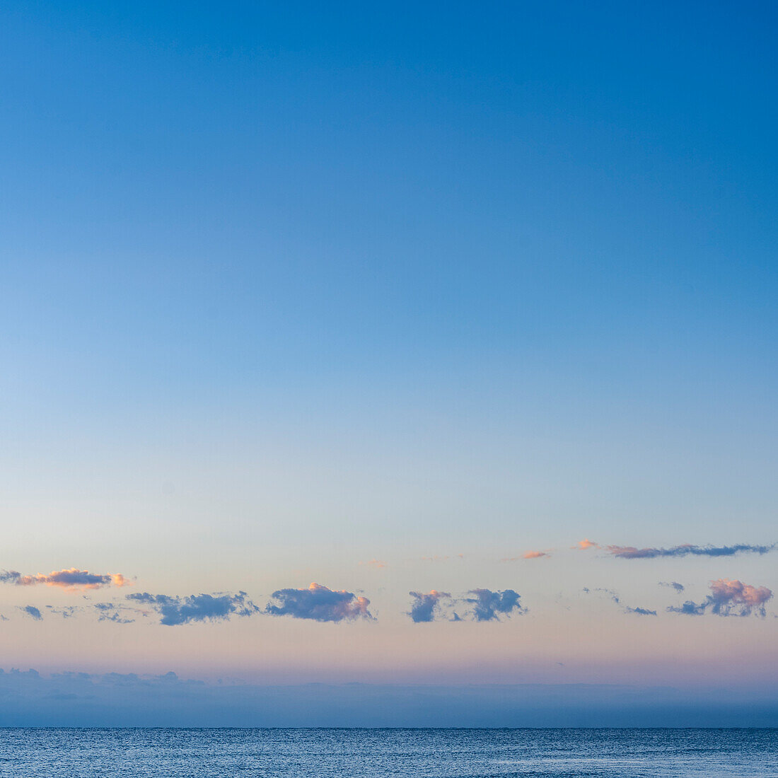 USA, Florida, Boca Raton, blauer Himmel und Wolken über dem Meer bei Sonnenuntergang