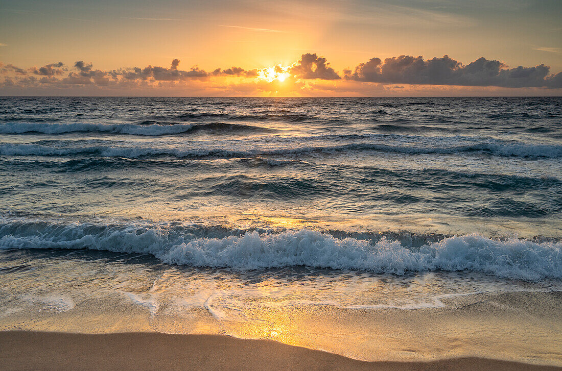 USA, Florida, Boca Raton, Meereswellen und Wolken bei Sonnenaufgang