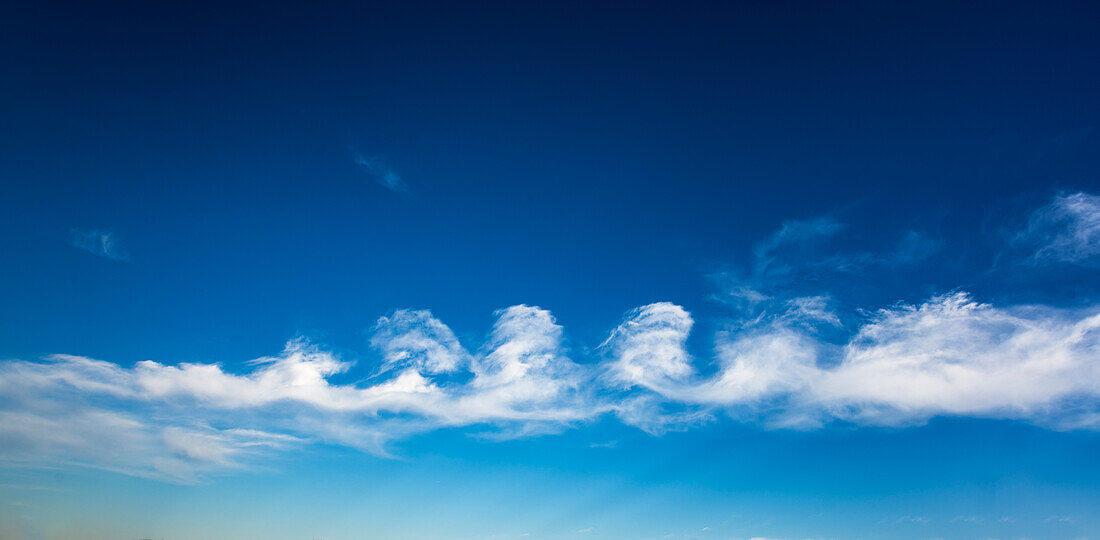 Stratocumulus floccus Wolkenbildung vor blauem Himmel