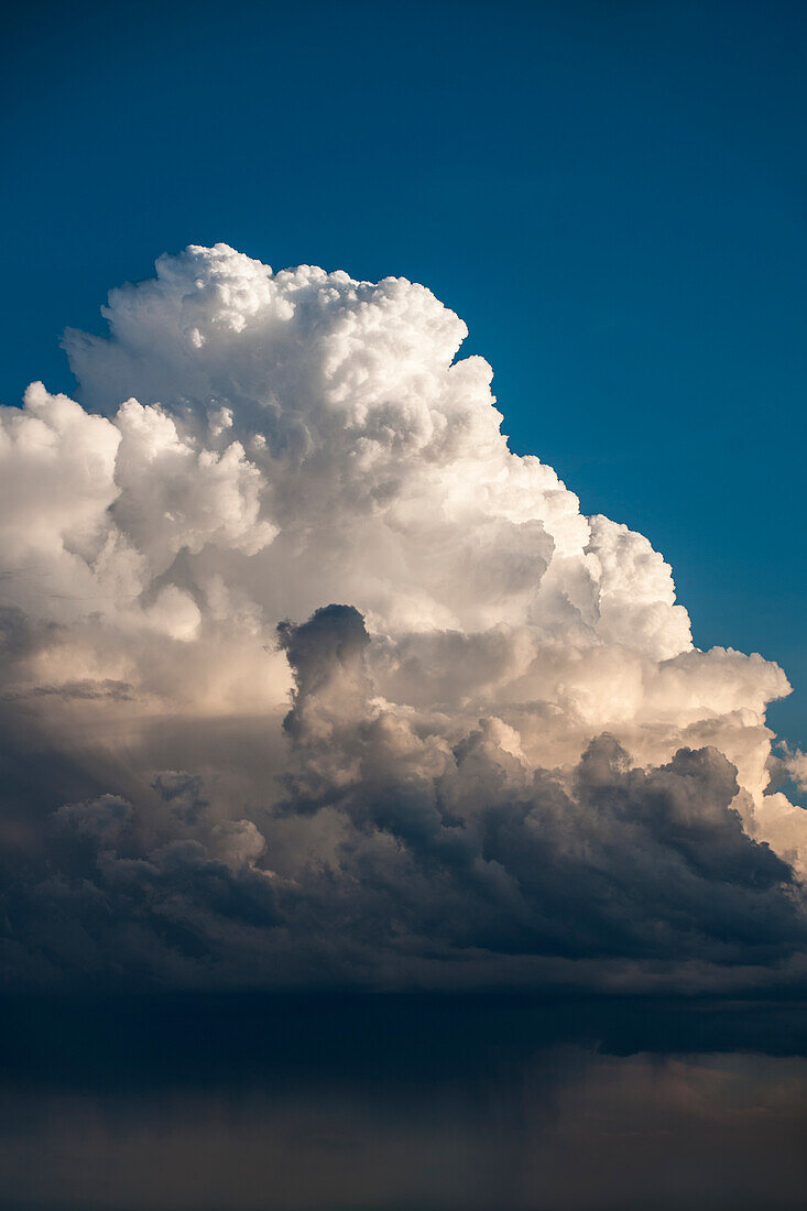 Cumulus-Gewitterwolken und Regen