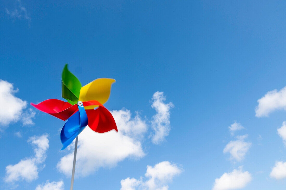 Buntes Windrad, das im Wind gegen den Himmel weht