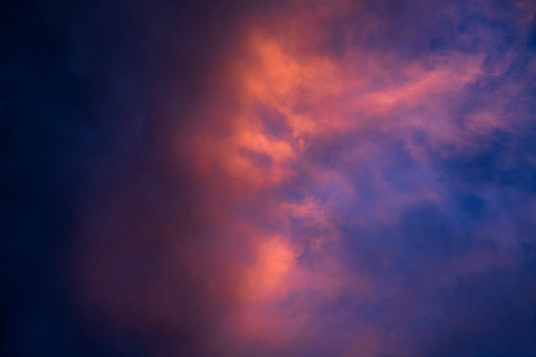 Drastische rosa Wolken gegen dunkelblauen Himmel