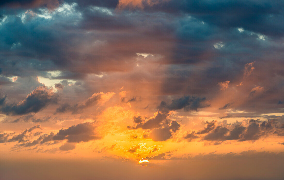 Dramatischer Himmel bei Sonnenuntergang