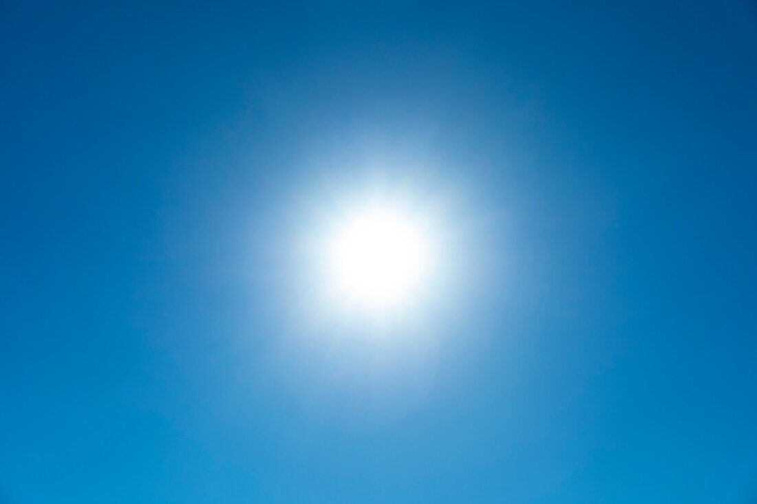 Heller Sonnendurchbruch im blauen Himmel