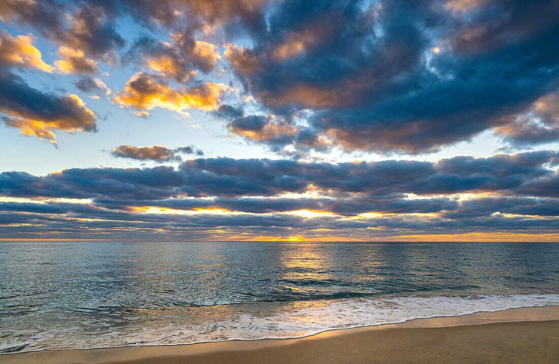 Strand und Meer bei Sonnenaufgang