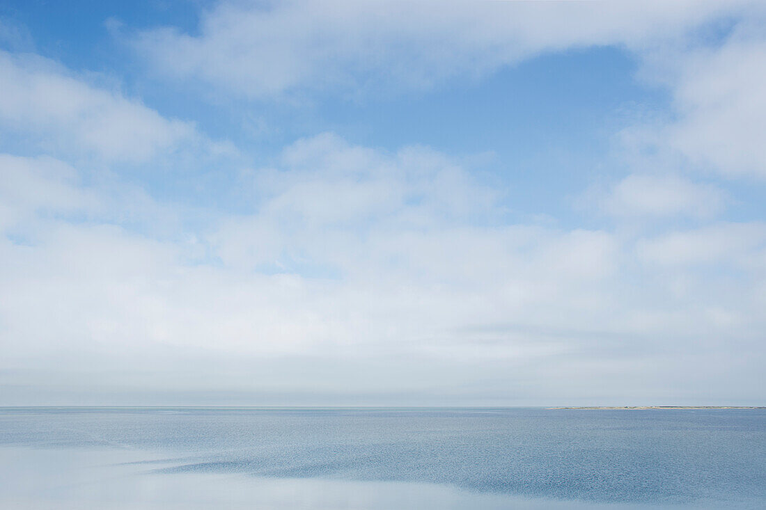 USA, Massachusetts, Cape Cod, Nantucket Island, Weiße Wolken über Nantucket Sound