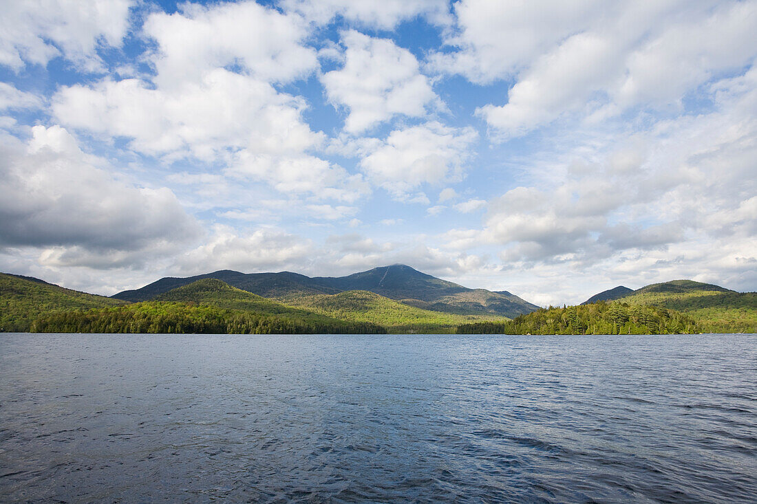 USA, New York, North Elba, Whiteface Mountain mit Lake Placid im Vordergrund