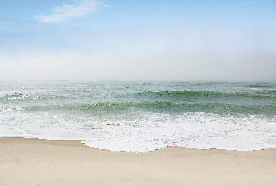 Massachusetts, Nantucket Island, ruhiger Strand und Meereswelle