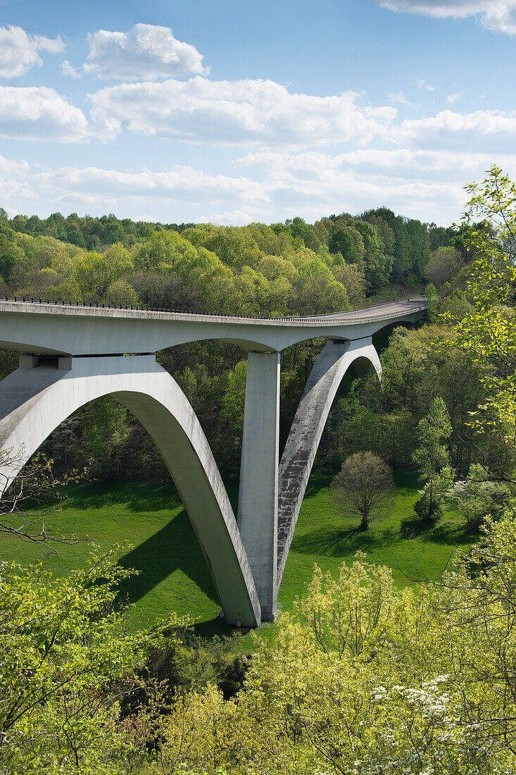 USA, Tennessee, Williamson County, Franklin, Natchez Trace Parkway Bridge on sunny day