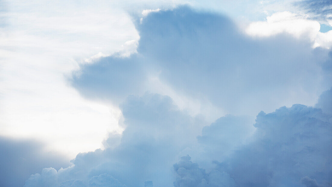 Cumulus-Wolken am Himmel