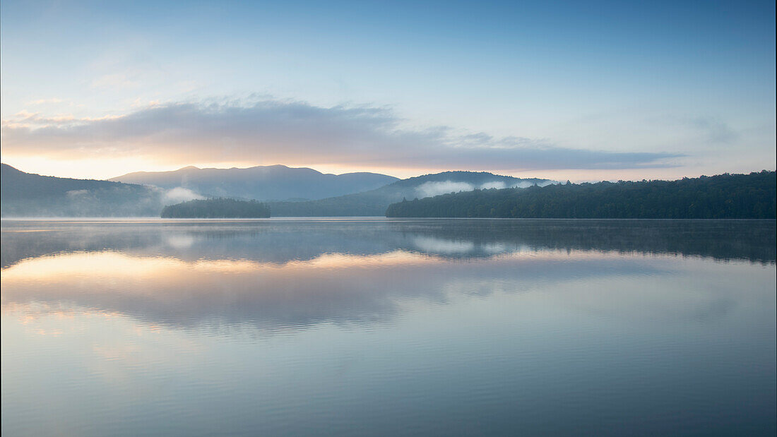 USA, New York, Nordelba, Lake Placid, Lake Placid in  Adirondack Park bei Sonnenaufgang