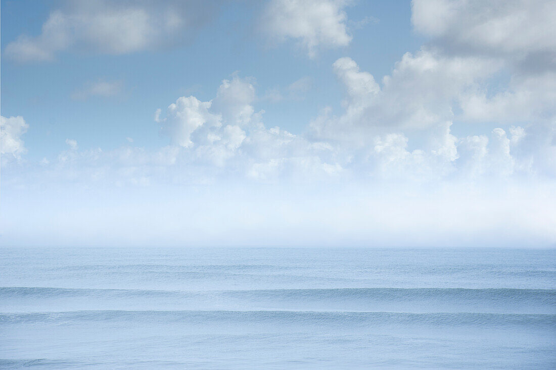 Nebel und weiche Wolken über dem Atlantischen Ozean