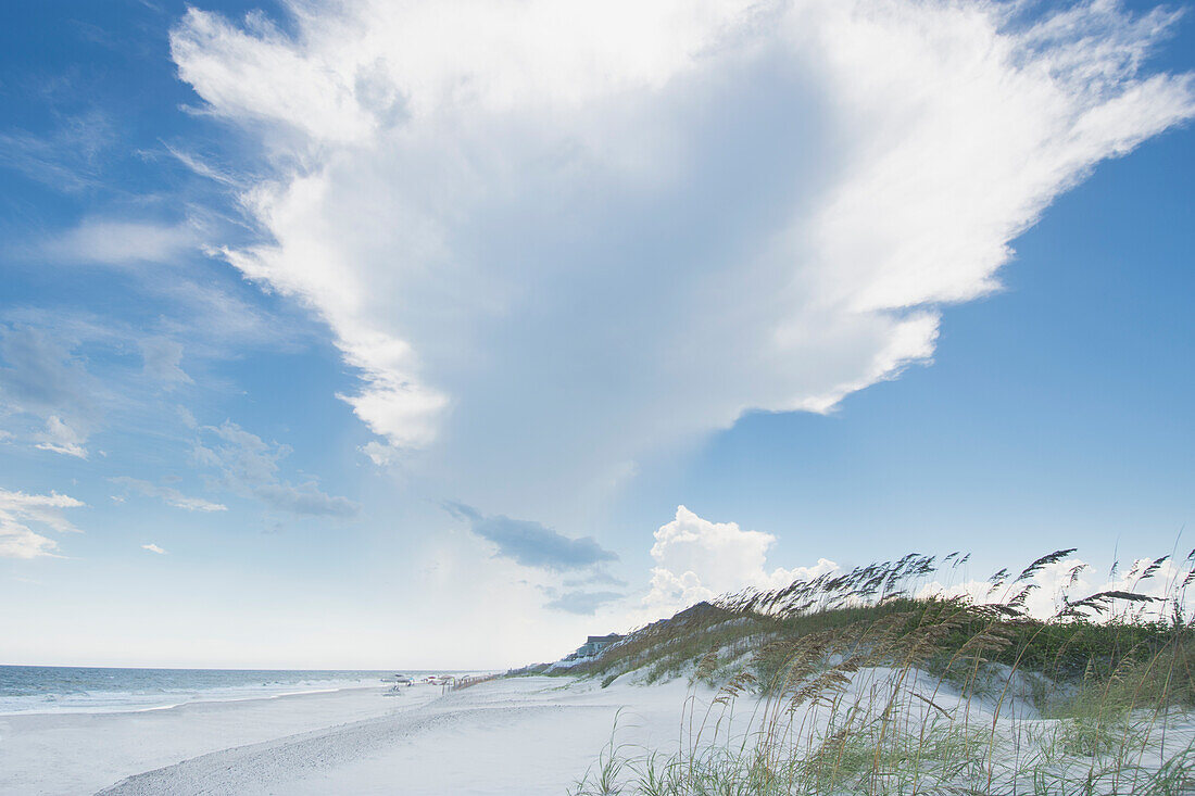 USA, North Carolina, Surf City, weiße Wolken über Onslow Beach auf Topsail Island