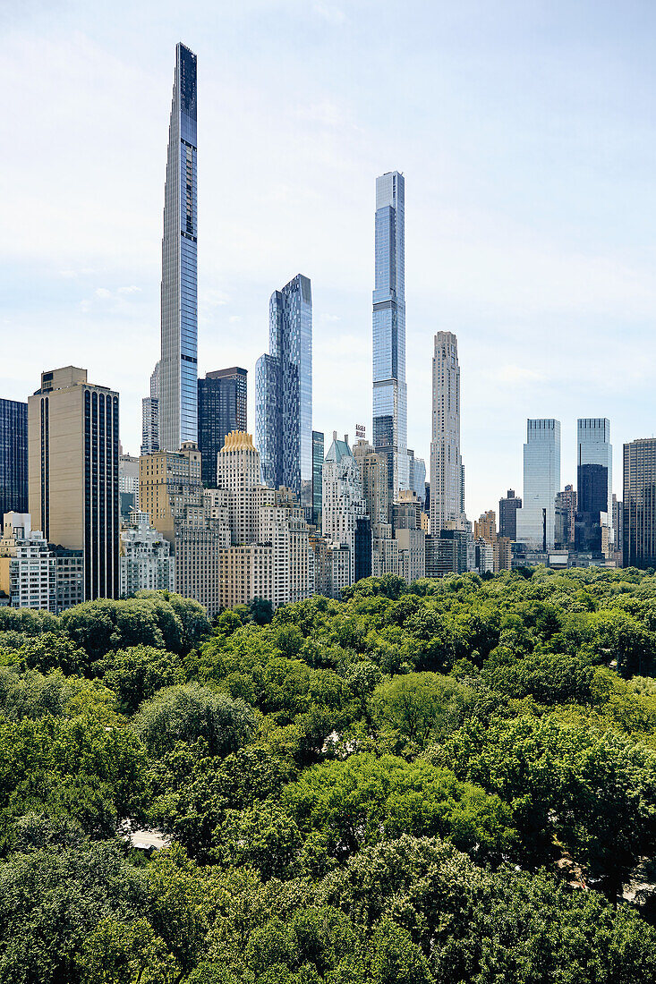 USA, New York, New York City, Wolkenkratzer in der Nähe von öffentlichen Parks