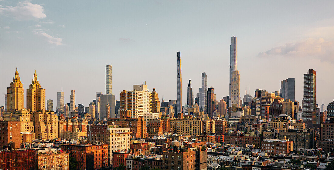 USA, New York, New York City, Skyline der Stadt im Winter