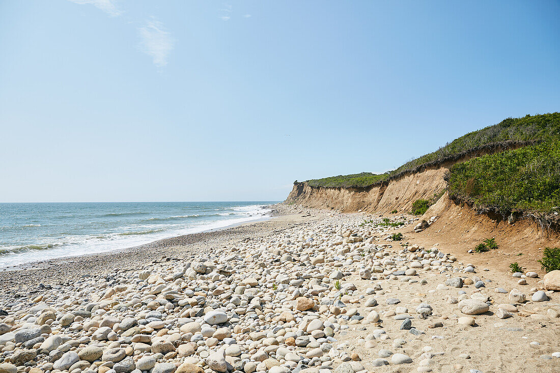 USA, New York, Montauk, Täuschung und felsiger Strand mit Ozeanwellen