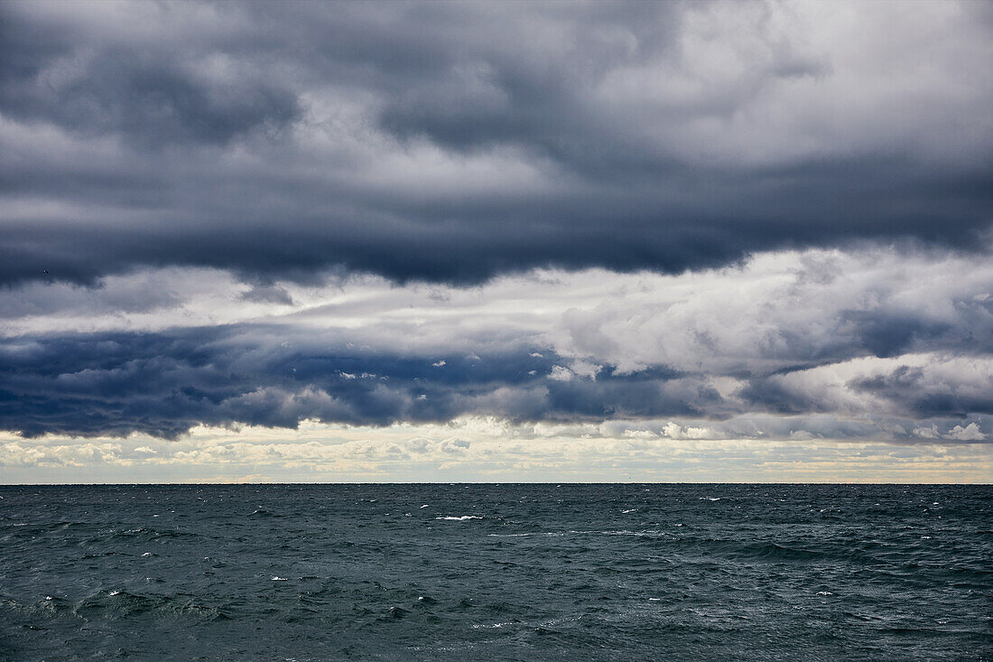 Gewitterwolken über dem Ozean