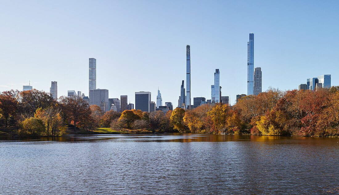 USA, New York, New York City, Midtown Manhattan Wolkenkratzer gesehen über den Teich im Central Park