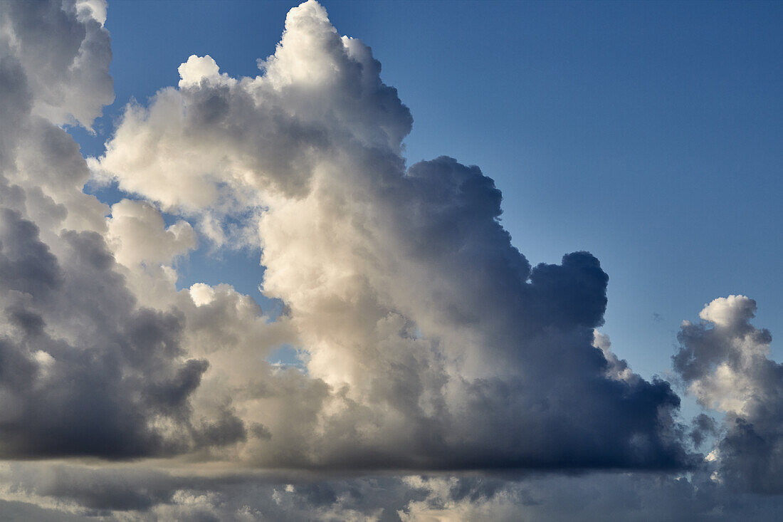 Cumulonimbus-Wolken im Himmel bei Sonnenuntergang
