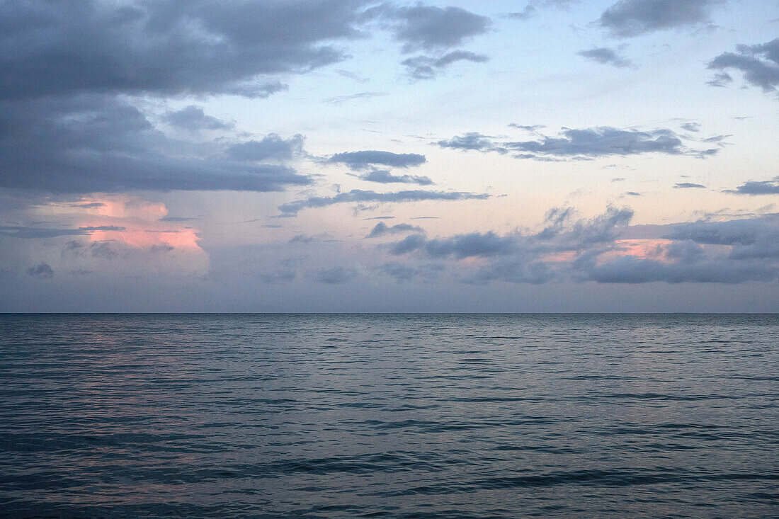 Wolken über dem Meer bei Sonnenaufgang