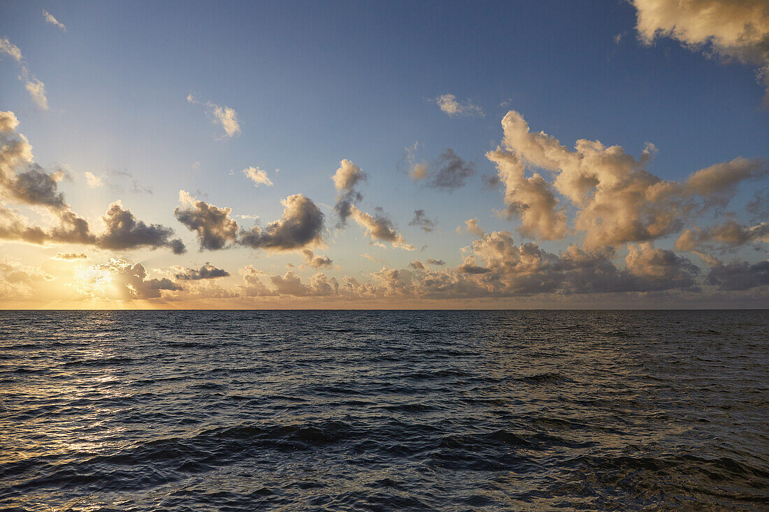 Wolken über dem Meer bei Sonnenaufgang