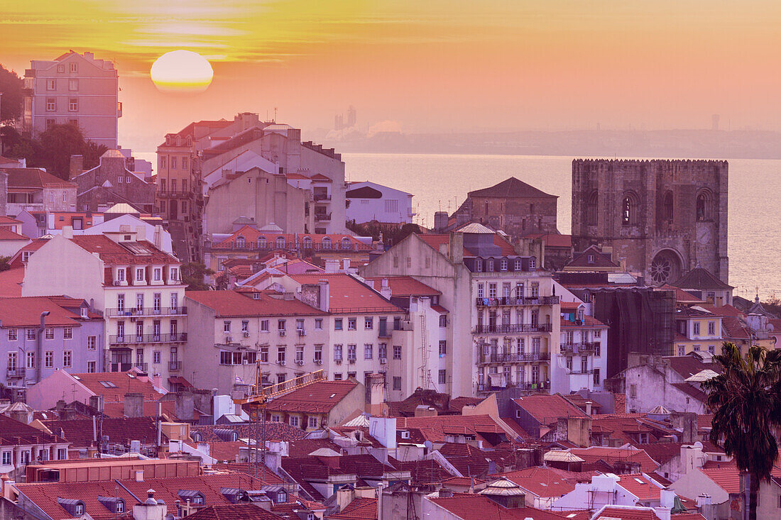 Portugal, Lissabon, Stadtgebäude bei Sonnenaufgang