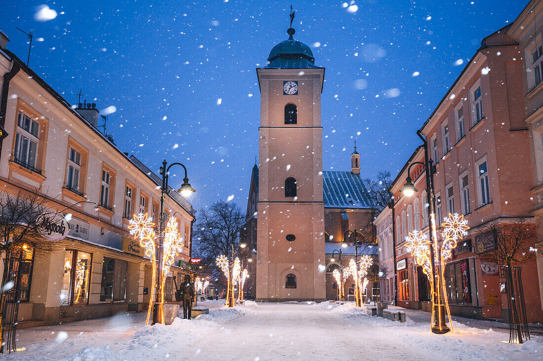 Polen, Karpatenvorland, Rzeszow, Altstadt in der Abenddämmerung im Winter