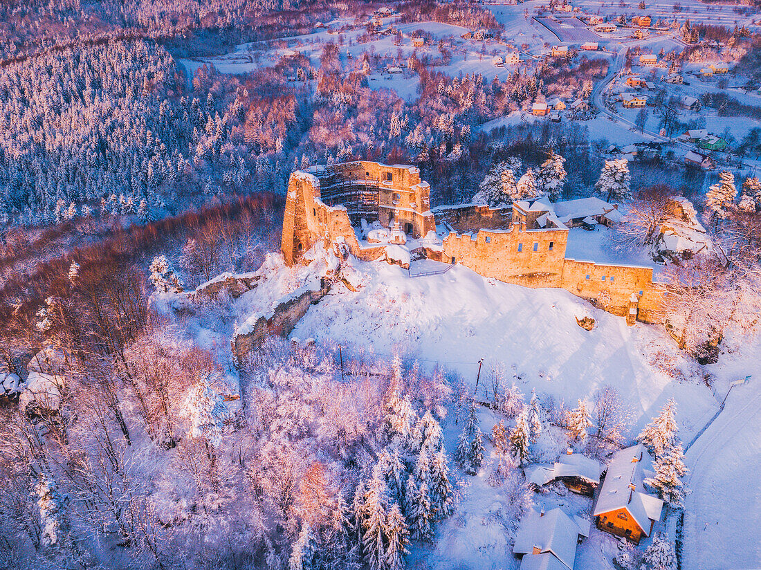 Poland, Subcarpathia, Odrzykon, Aerial view of ruins of Kamieniec Castle in winter