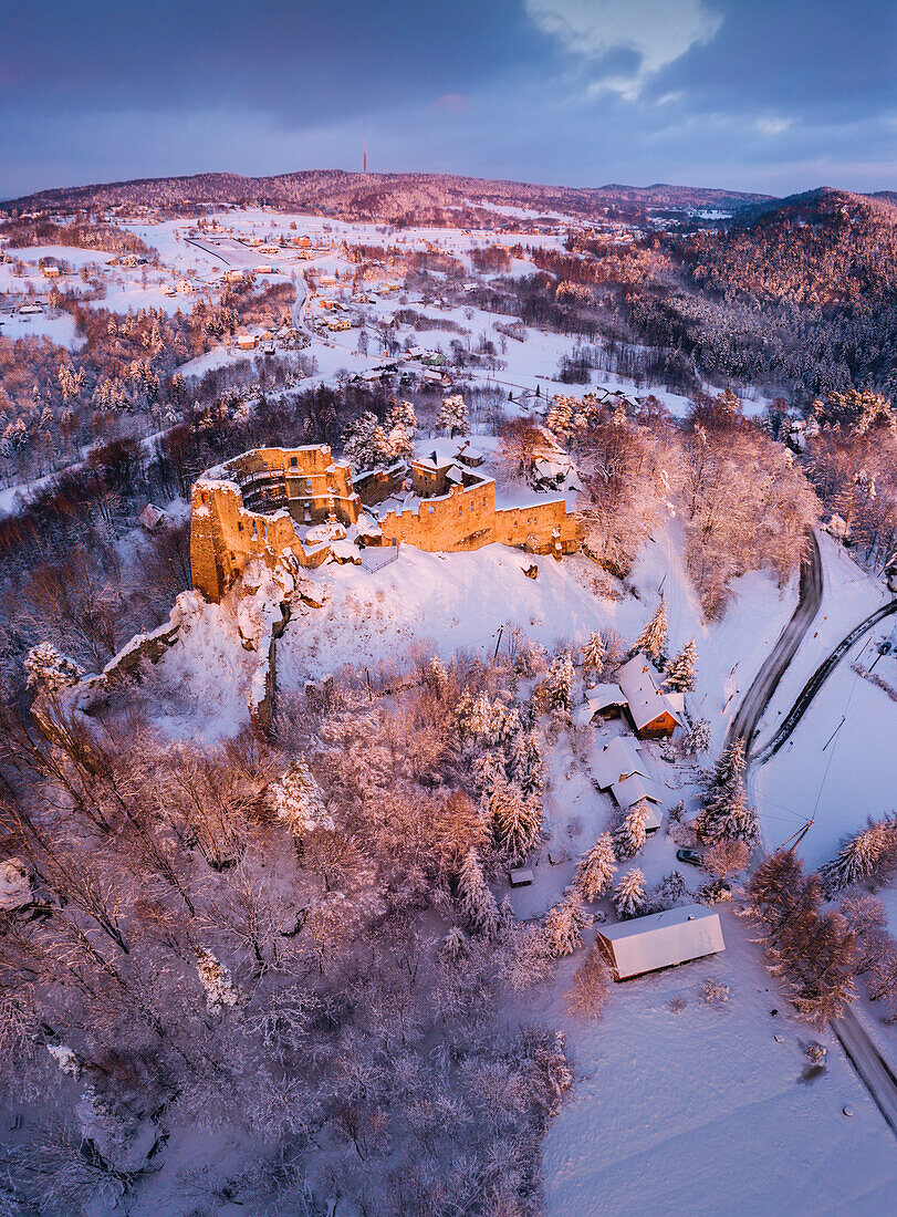 Poland, Subcarpathia, Odrzykon, Aerial view of ruins of Kamieniec Castle in winter