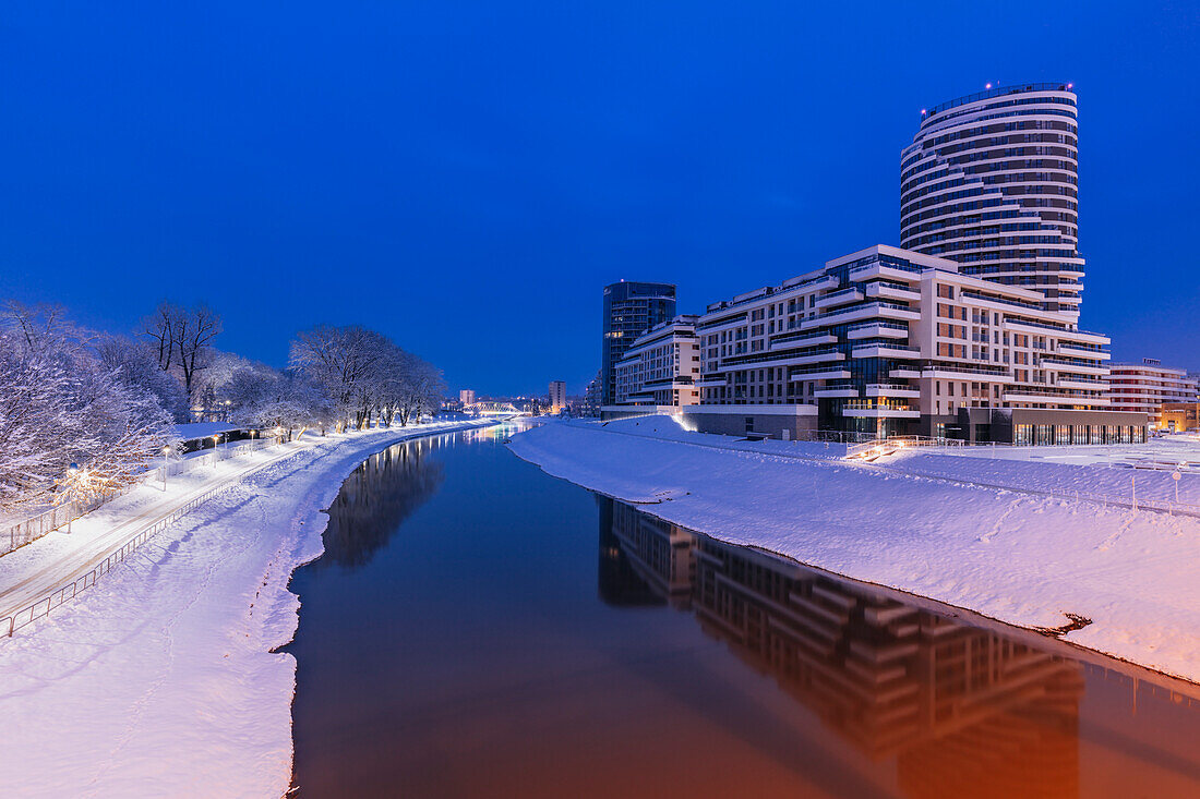 Polen, Karpatenvorland, Rzeszow, moderne Bürogebäude neben dem Fluss