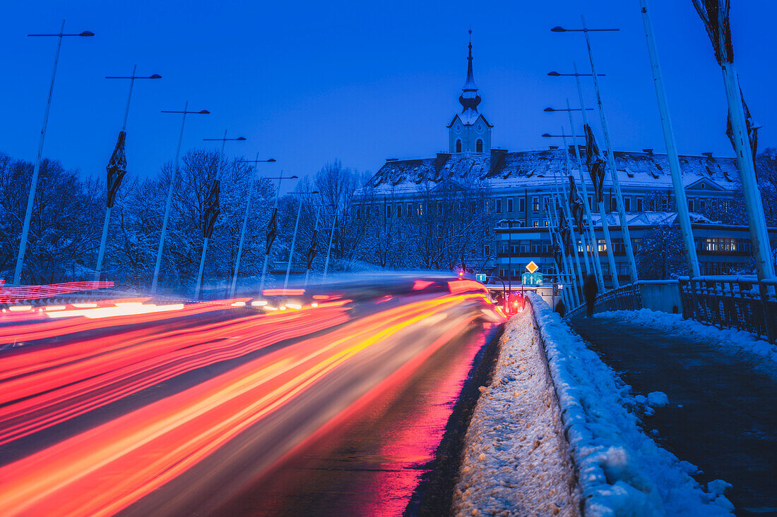 Polen, Karpatenvorland, Rzeszow, Abendverkehr in der Nähe der Burg im Winter