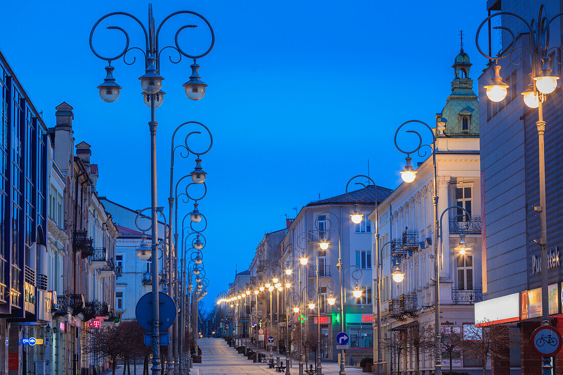 Polen, Heiligkreuz, Kielce, Stadtstraße nachts beleuchtet