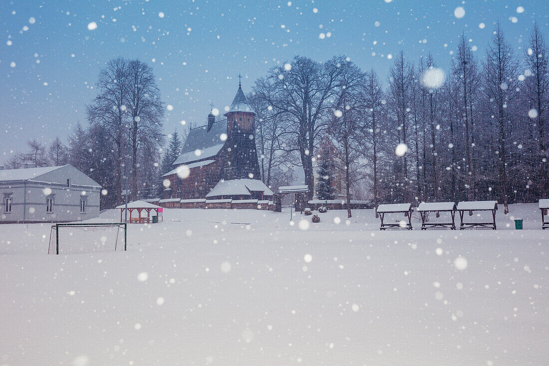 Polen, Karpatenvorland, Trzcinica, Kirche am Marktplatz im Winter Schneefall