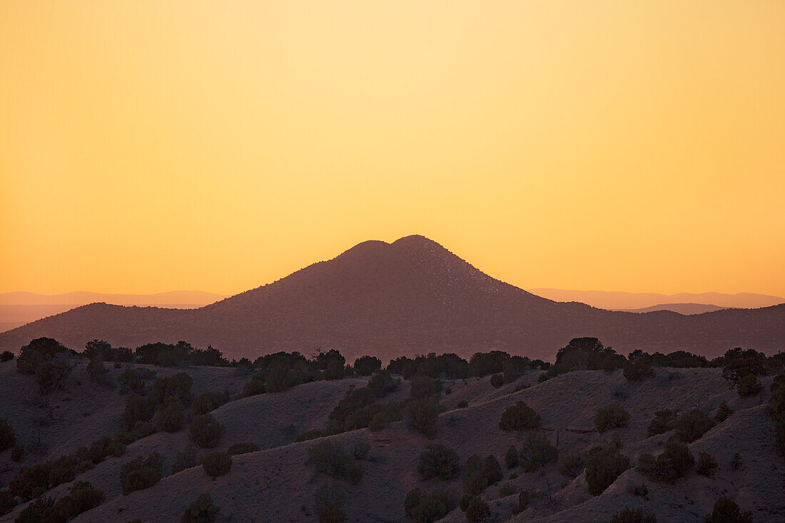 Spätes Abendlicht über den Cerrillos, vom Galisteo Basin Preserve, Lamy, NM, Usa