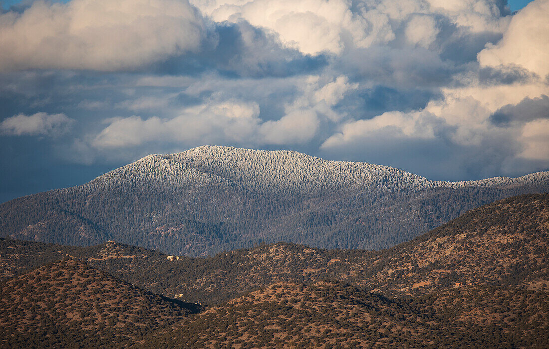 Leichter Schnee auf den Sangre De Cristo Mountains, Santa Fe, NM, USA