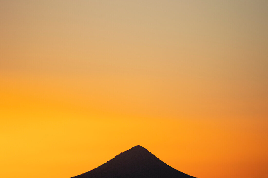 Bunter Abendhimmel über den Cerrillos-Hügeln, Santa Fe, NM, USA