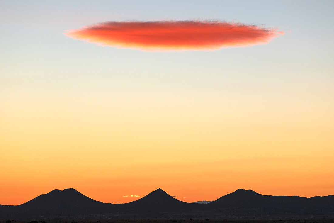 Linsenförmige Wolkenformation über Berggipfeln, Galisteo Basin Preserve, El Dorado, Santa Fe, NM, USA