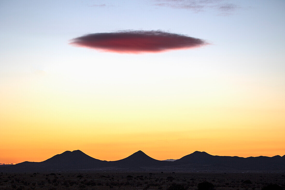 Linsenförmige Wolke über den Cerrillos Hills, vom Galisteo Preserve, Lamy, New Mexico, USA