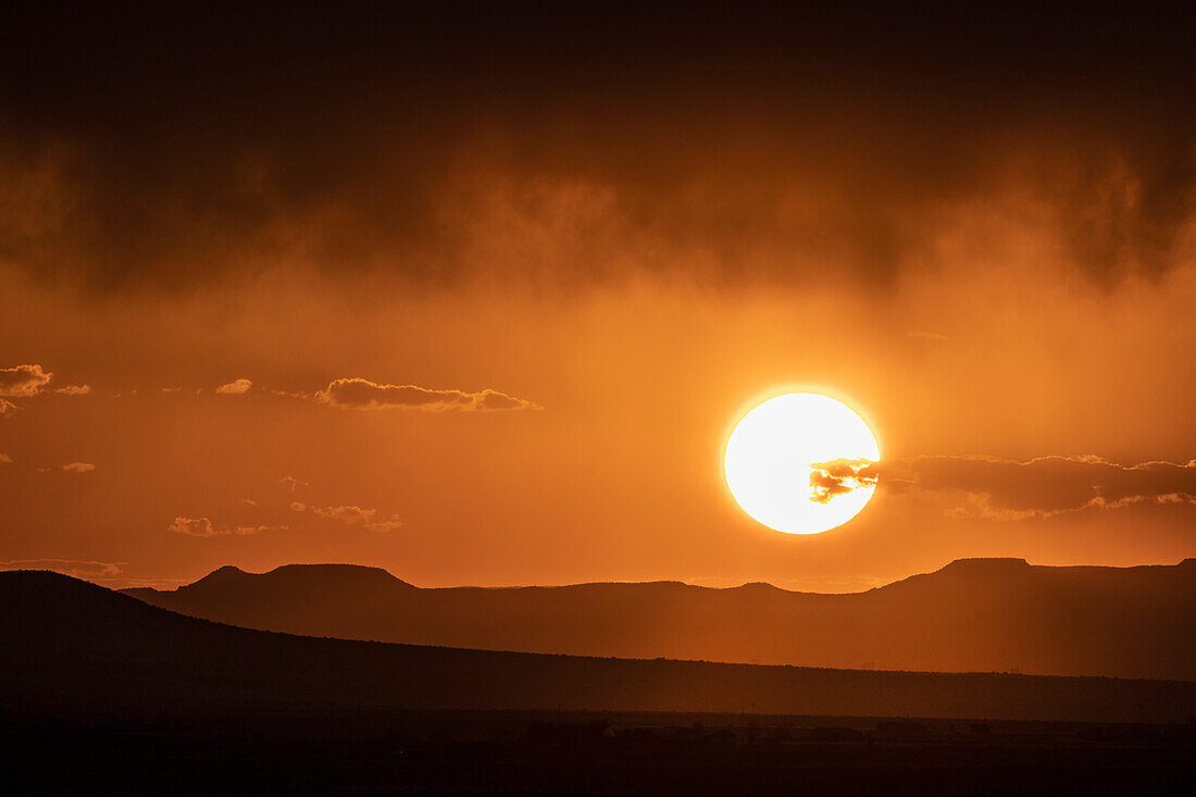 USA, New Mexico, Santa Fe, El Dorado, Sonnenuntergang über Landschaft mit Wolken