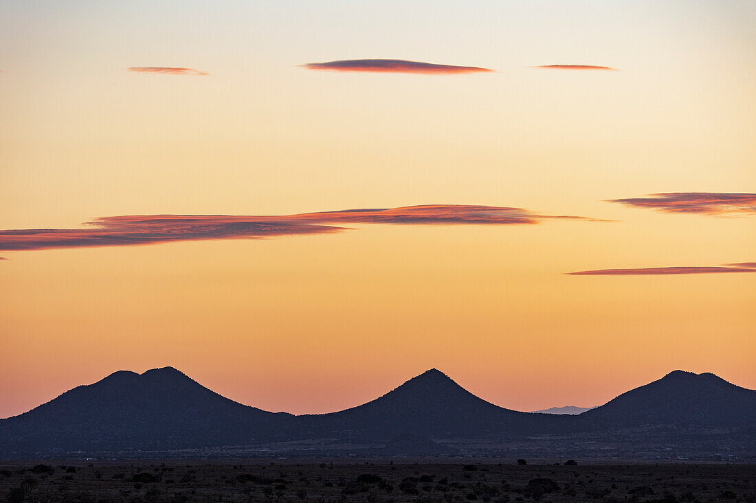 USA, New Mexico, Santa Fe, El Dorado, Sonnenuntergang Himmel über Landschaft mit Hügeln