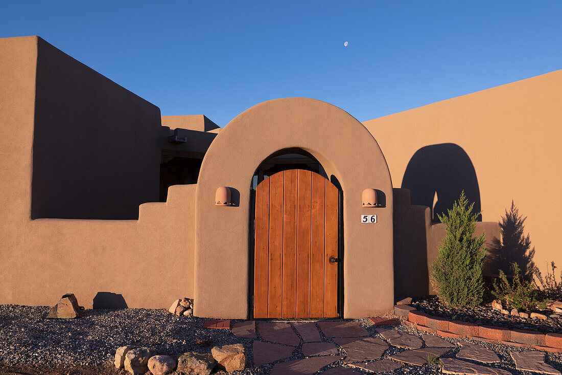 USA, New Mexico, Santa Fe, Eingang zum Haus im Adobe-Stil