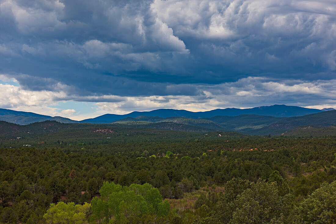 Usa, New Mexico, Pecos, Pecos National Historic Park, Landschaft mit Sangre de Cristo Mountains und Wolken