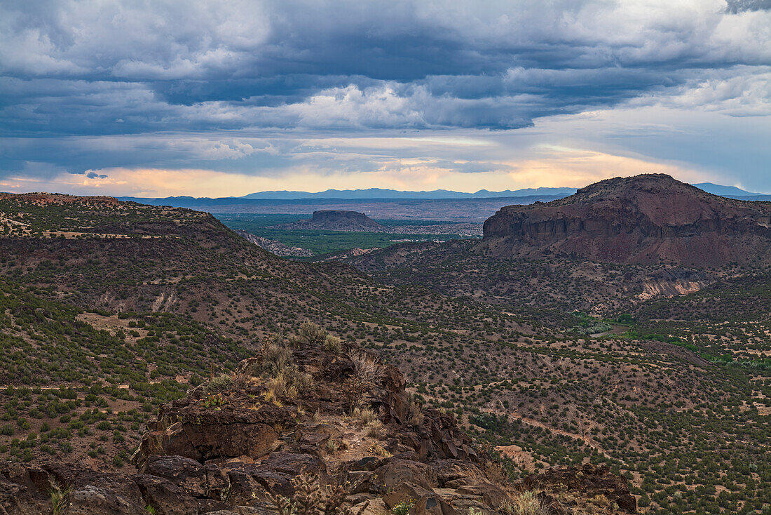 USA, New Mexico, White Rock, Gewitterwolken über White Rock Overlook