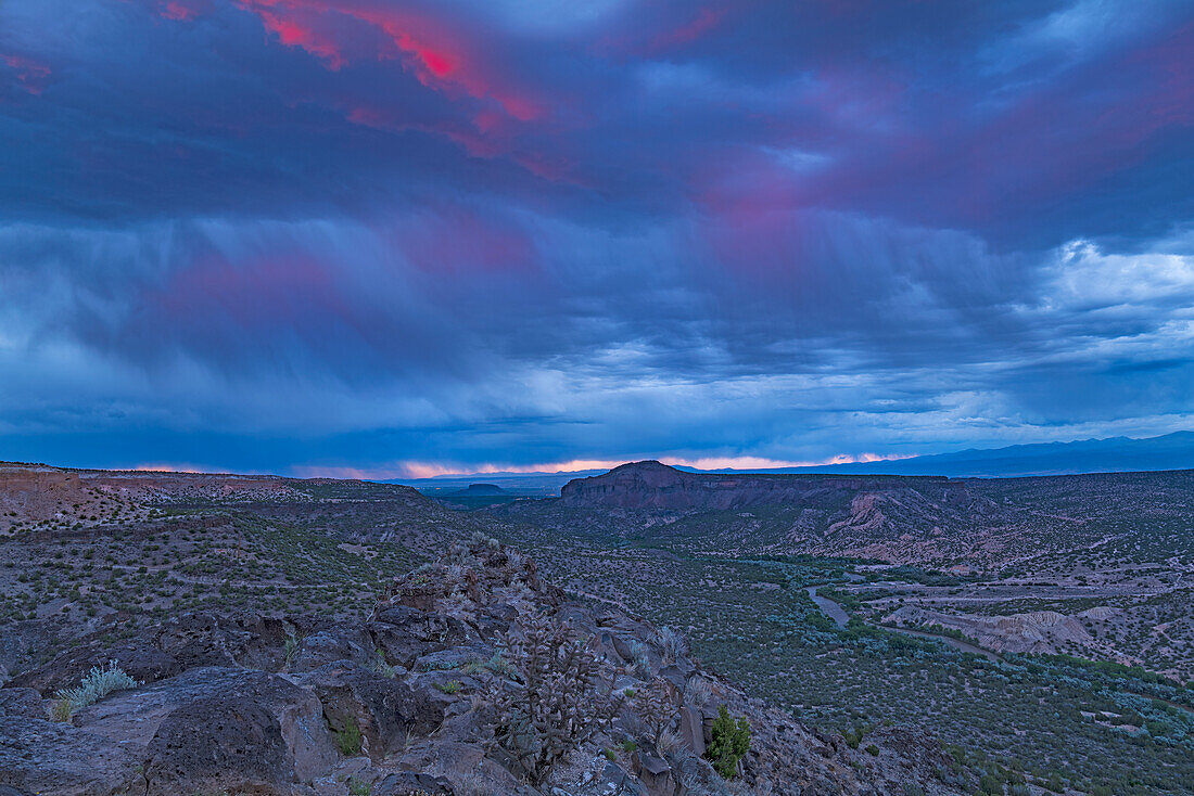 Usa, New Mexico, White Rock, Storm clouds gathering over White Rock Overlook