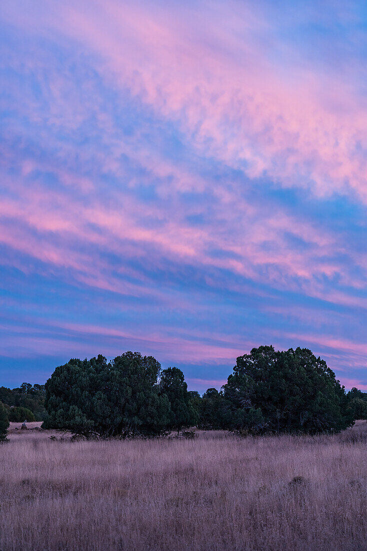 USA, New Mexico, Silver City, Sonnenunterganghimmel über ruhiger Landschaft in Gila National Forest